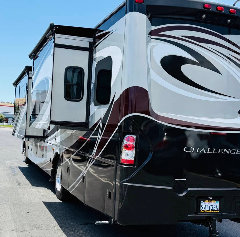 Ford Motorhome Chassis Vehicle Full-screen Gallery Image 09