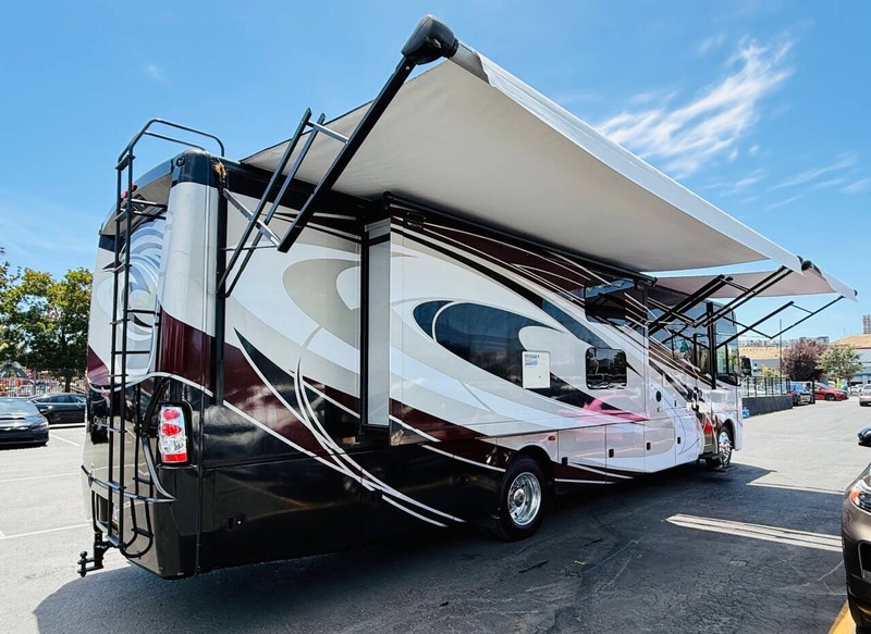 Ford Motorhome Chassis Vehicle Full-screen Gallery Image 11
