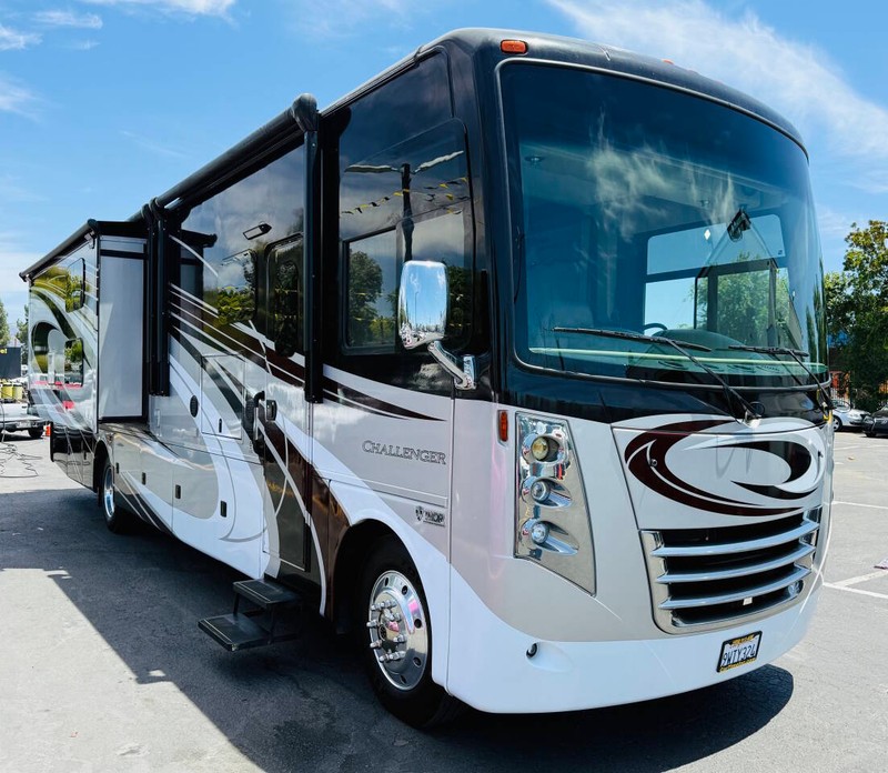 Ford Motorhome Chassis Vehicle Full-screen Gallery Image 12