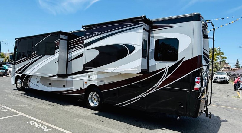 Ford Motorhome Chassis Vehicle Full-screen Gallery Image 13