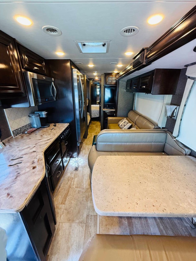 Ford Motorhome Chassis Vehicle Full-screen Gallery Image 15