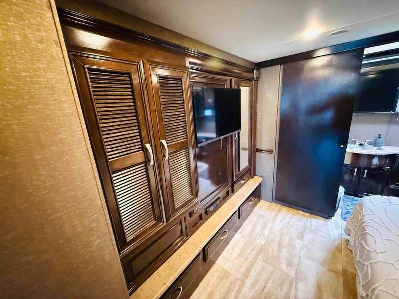 Ford Motorhome Chassis Vehicle Full-screen Gallery Image 16
