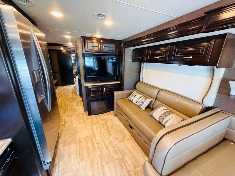 Ford Motorhome Chassis Vehicle Full-screen Gallery Image 17