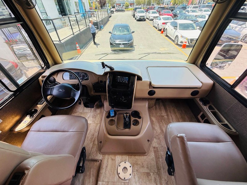 Ford Motorhome Chassis Vehicle Full-screen Gallery Image 18