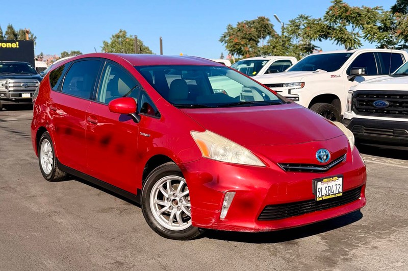 Toyota Prius v Vehicle Full-screen Gallery Image 02
