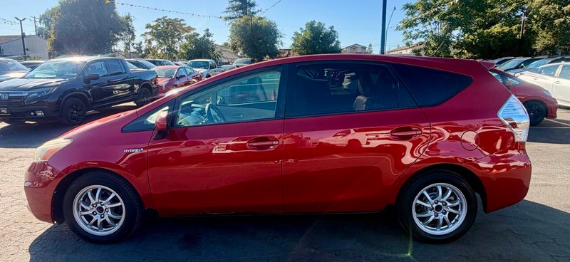 Toyota Prius v Vehicle Full-screen Gallery Image 04
