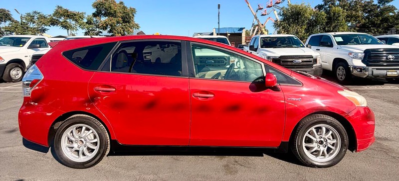 Toyota Prius v Vehicle Full-screen Gallery Image 05
