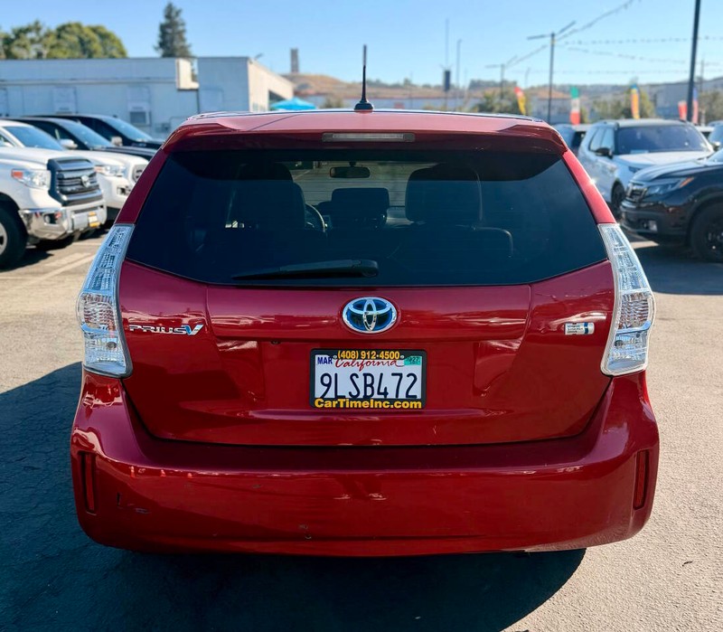 Toyota Prius v Vehicle Full-screen Gallery Image 06