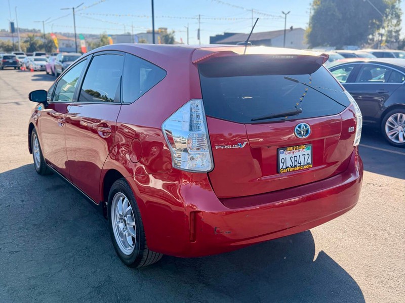 Toyota Prius v Vehicle Full-screen Gallery Image 07