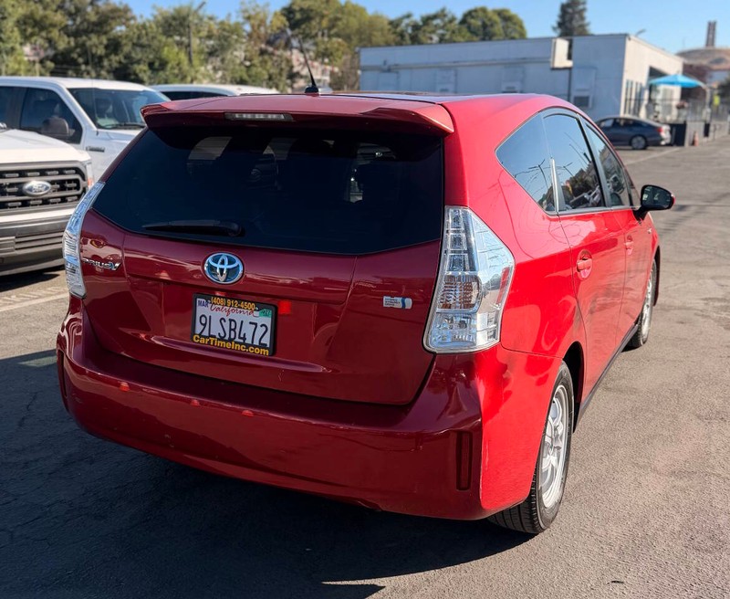 Toyota Prius v Vehicle Full-screen Gallery Image 08