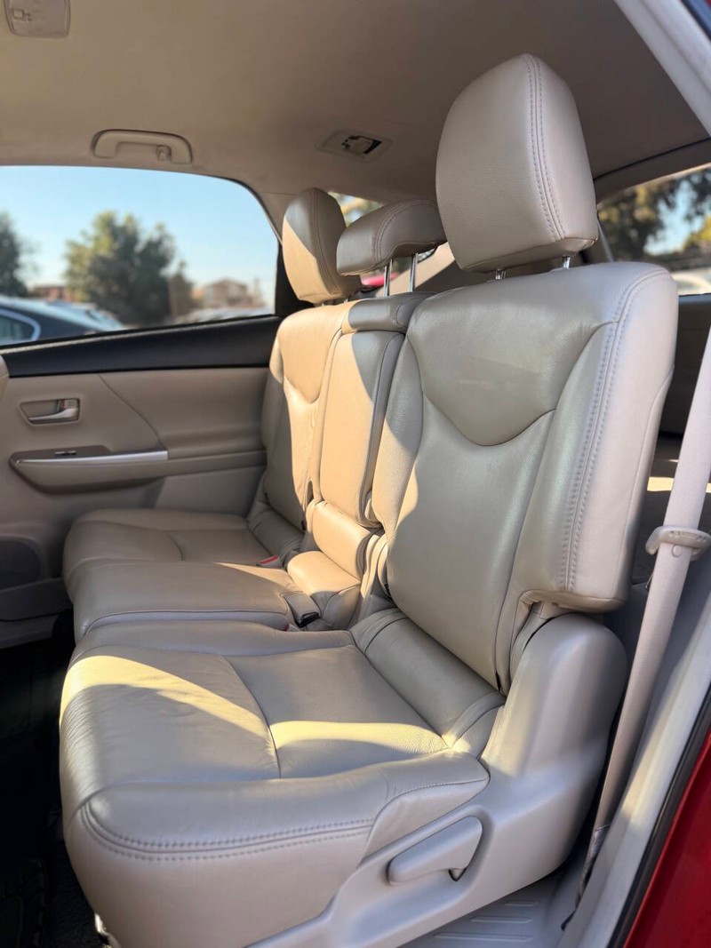 Toyota Prius v Vehicle Full-screen Gallery Image 09