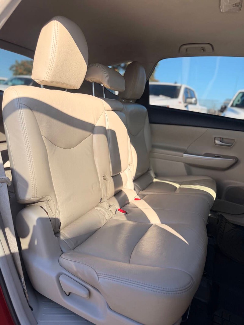 Toyota Prius v Vehicle Full-screen Gallery Image 10