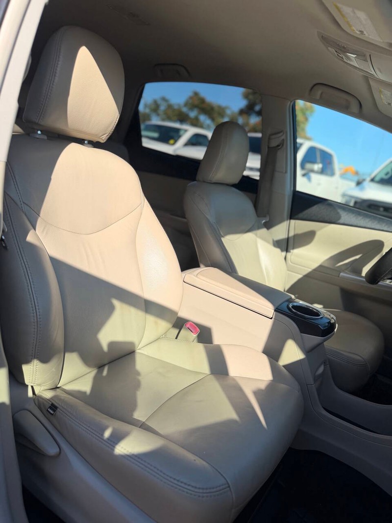 Toyota Prius v Vehicle Full-screen Gallery Image 11