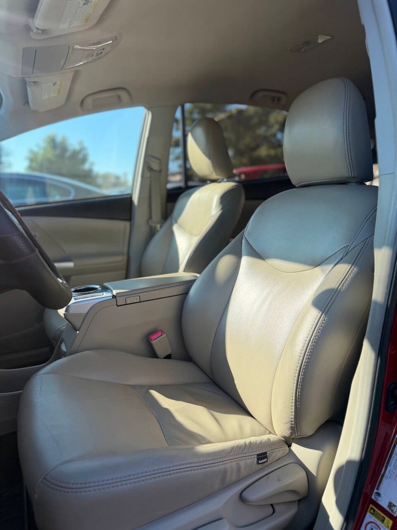 Toyota Prius v Vehicle Full-screen Gallery Image 12