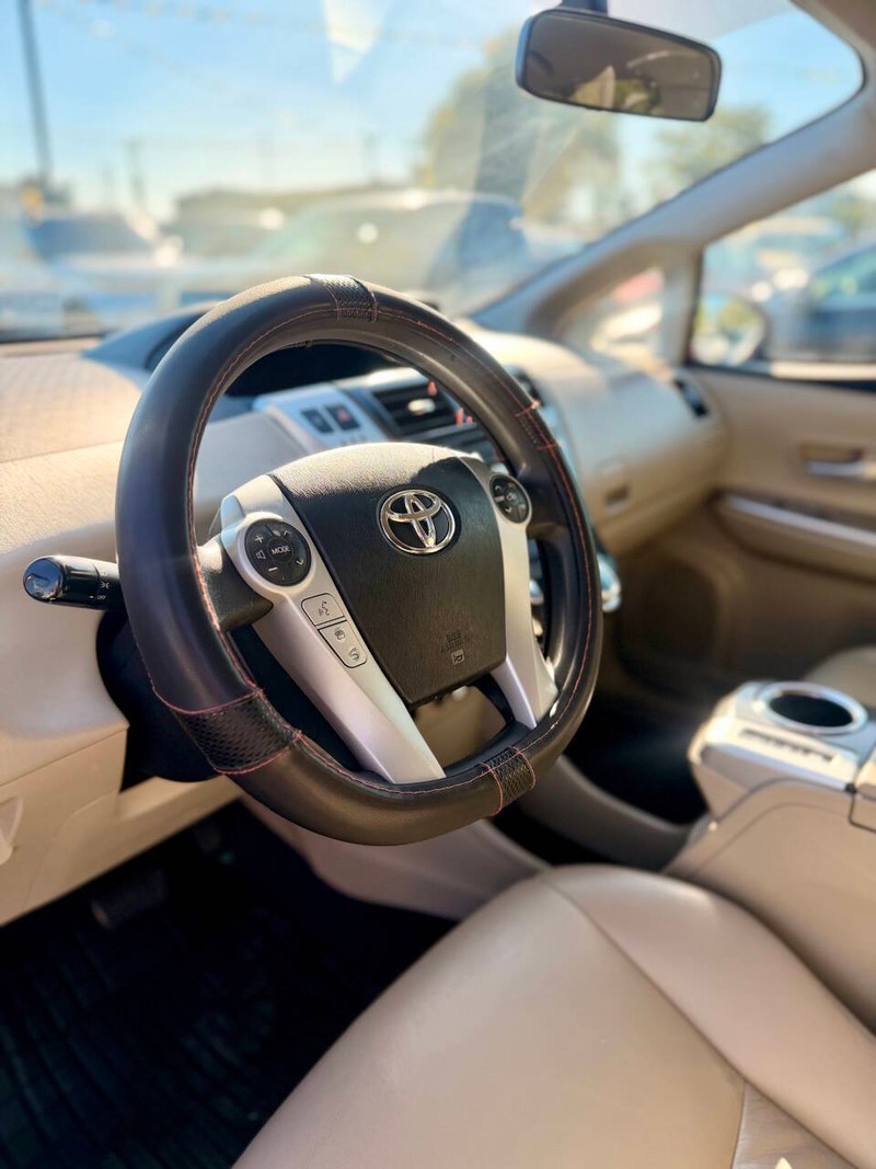 Toyota Prius v Vehicle Full-screen Gallery Image 13