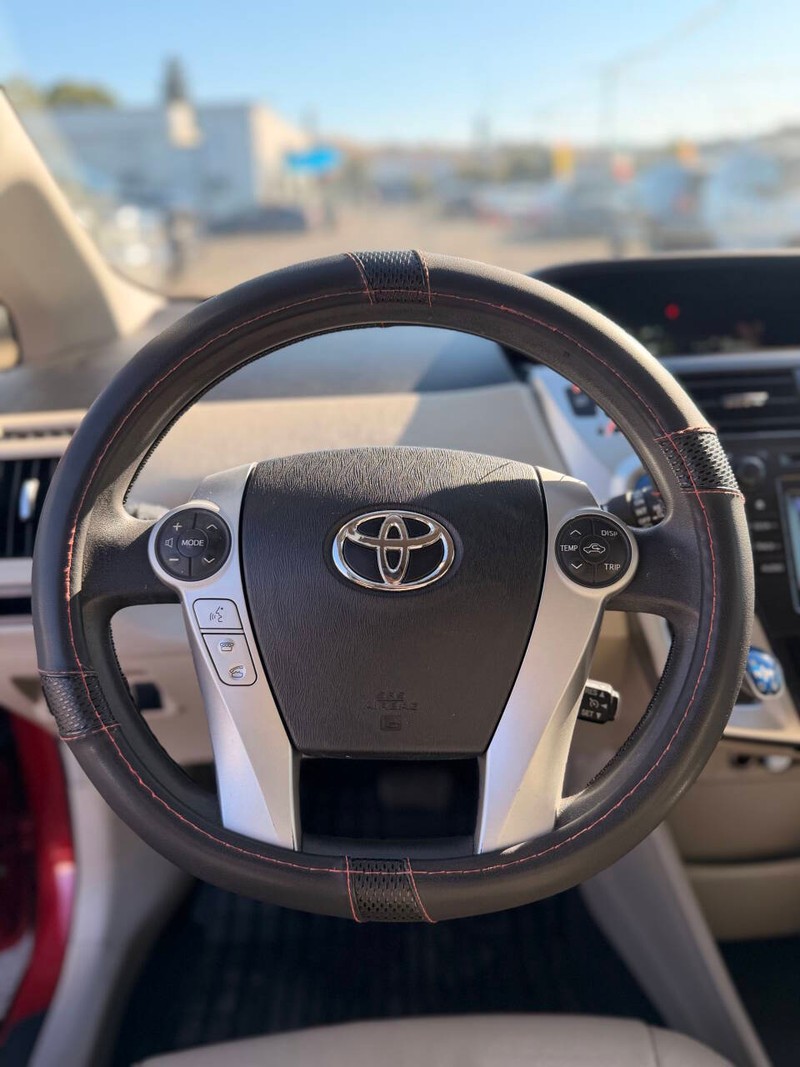 Toyota Prius v Vehicle Full-screen Gallery Image 14