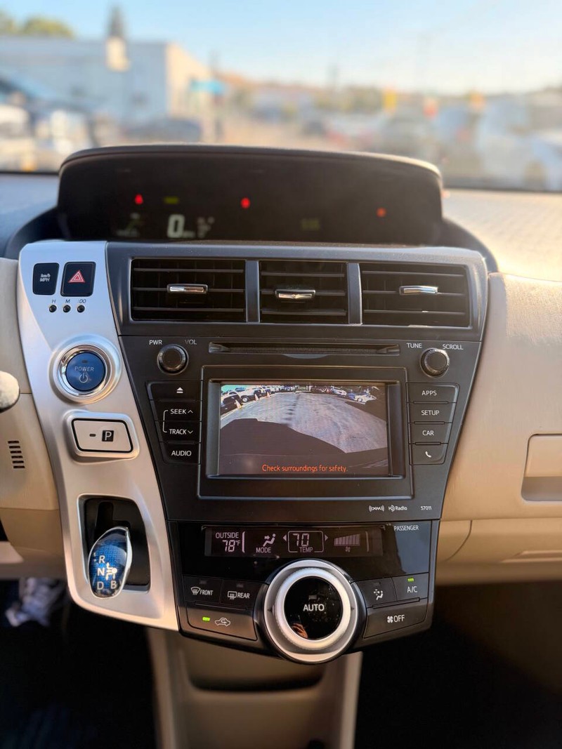 Toyota Prius v Vehicle Full-screen Gallery Image 15