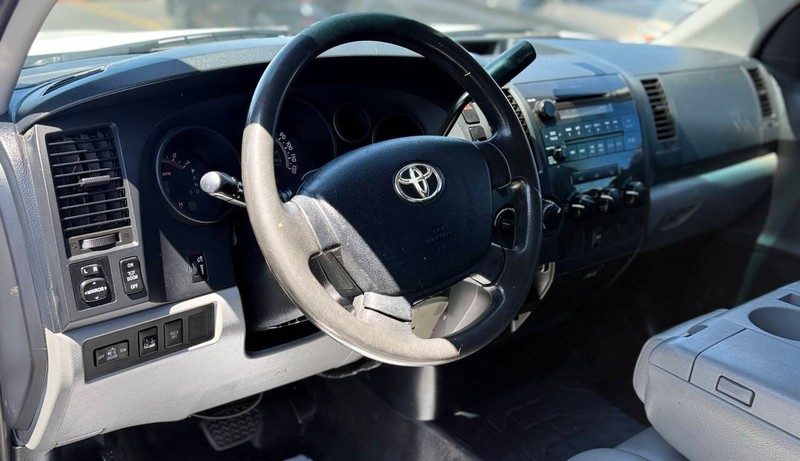 Toyota Tundra 4WD Vehicle Full-screen Gallery Image 06