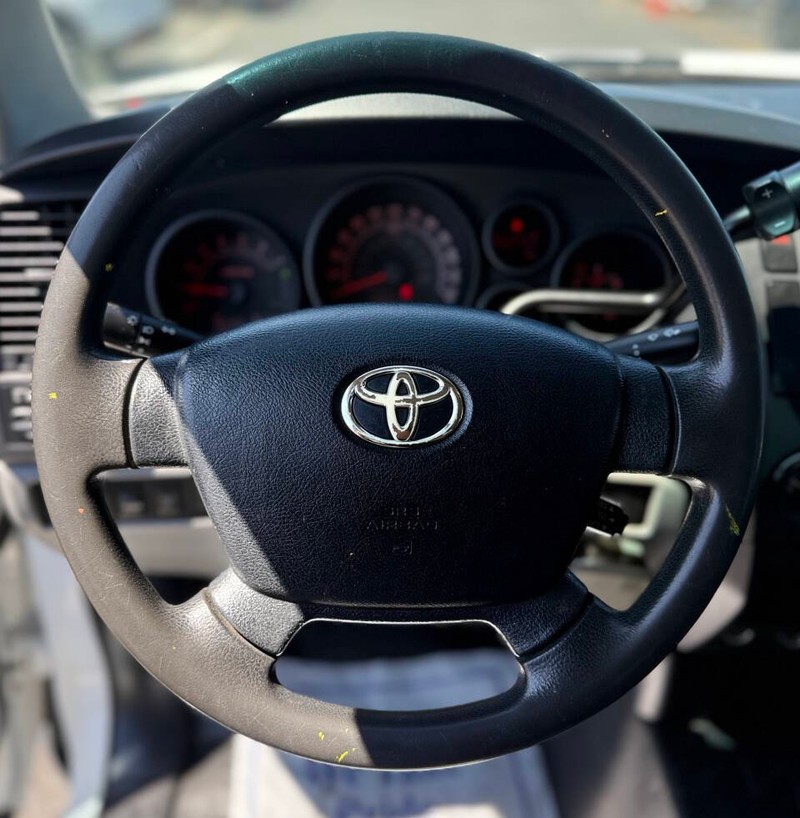 Toyota Tundra 4WD Vehicle Full-screen Gallery Image 09
