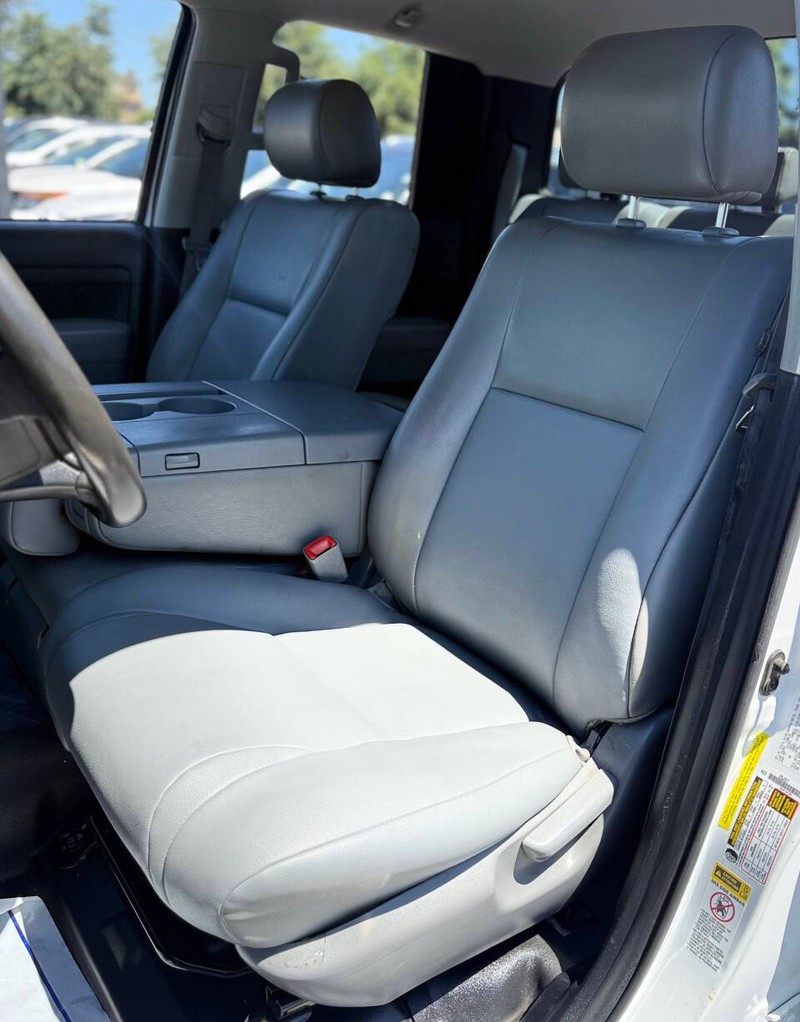 Toyota Tundra 4WD Vehicle Full-screen Gallery Image 10
