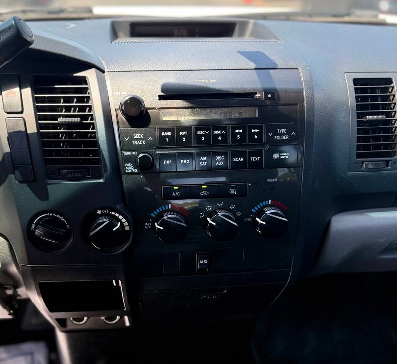 Toyota Tundra 4WD Vehicle Full-screen Gallery Image 11
