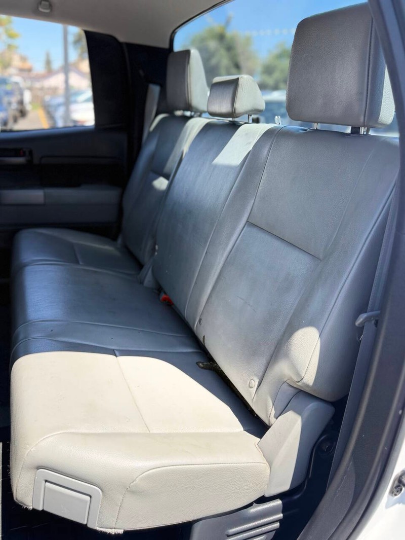 Toyota Tundra 4WD Vehicle Full-screen Gallery Image 15