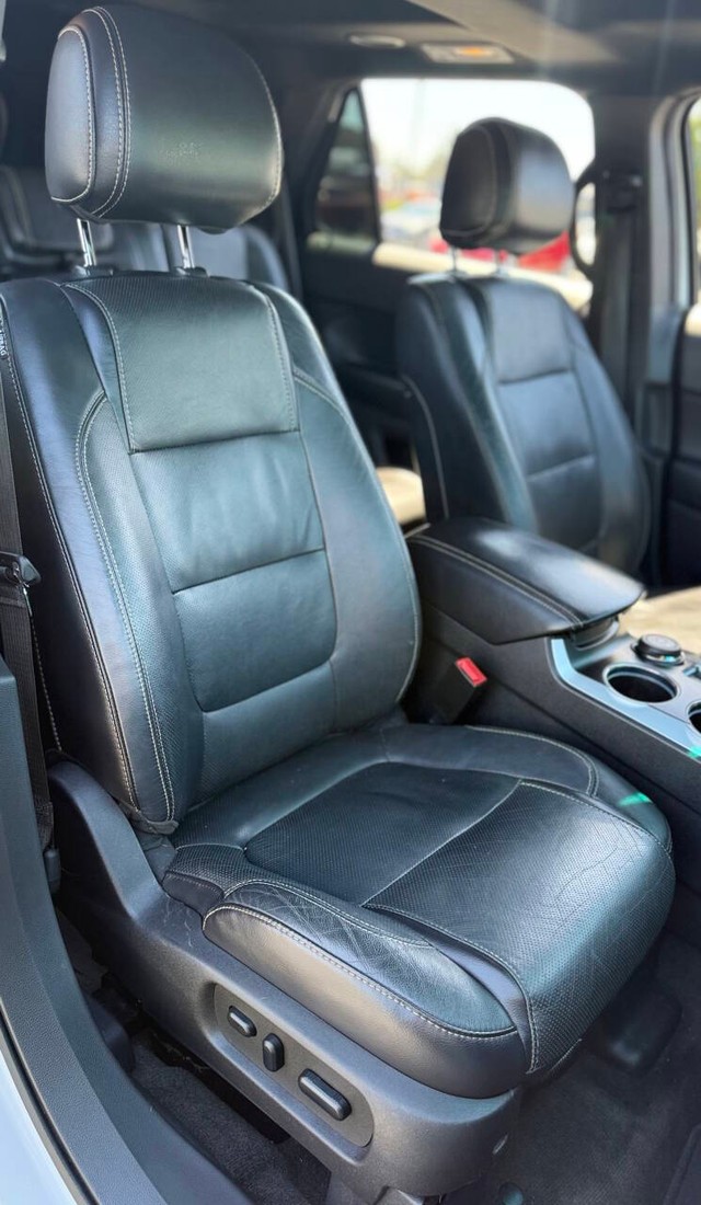 Ford Explorer Vehicle Full-screen Gallery Image 13