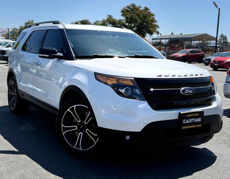 Ford Explorer Vehicle Full-screen Gallery Image 03