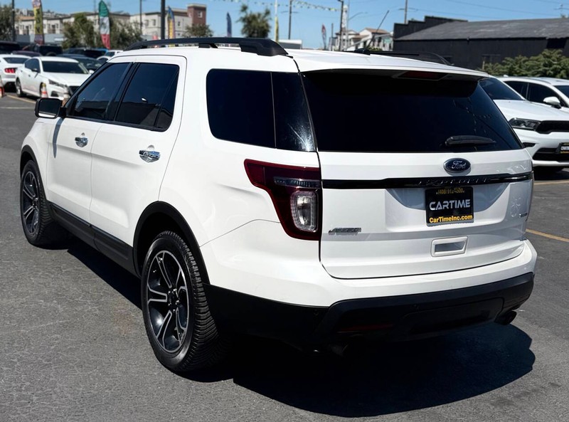 Ford Explorer Vehicle Full-screen Gallery Image 06