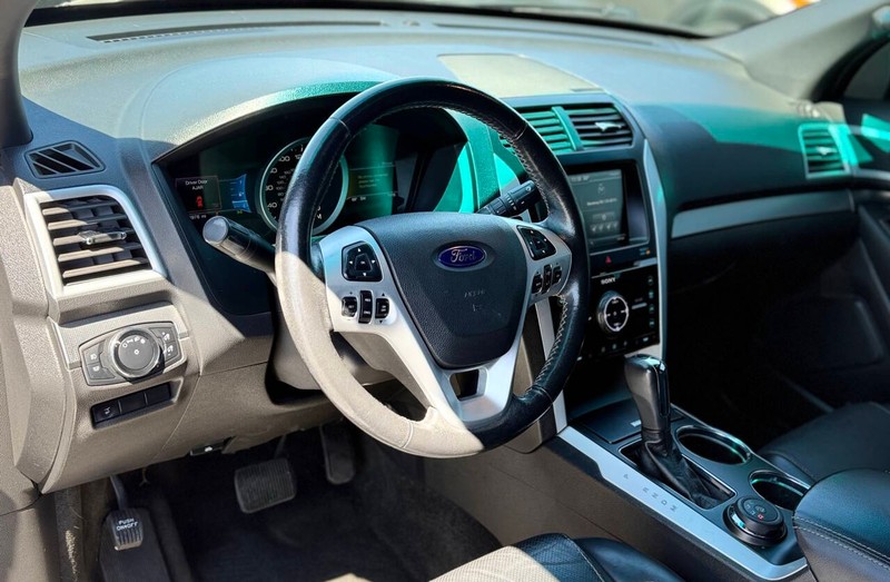 Ford Explorer Vehicle Full-screen Gallery Image 08
