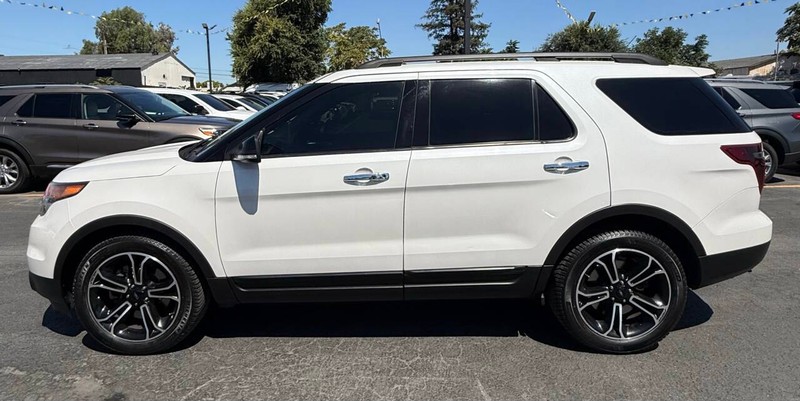Ford Explorer Vehicle Full-screen Gallery Image 09