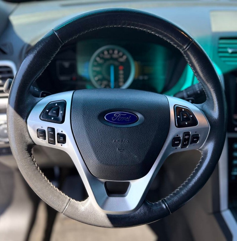 Ford Explorer Vehicle Full-screen Gallery Image 10