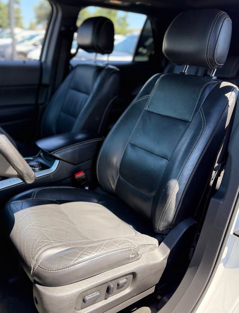 Ford Explorer Vehicle Full-screen Gallery Image 12