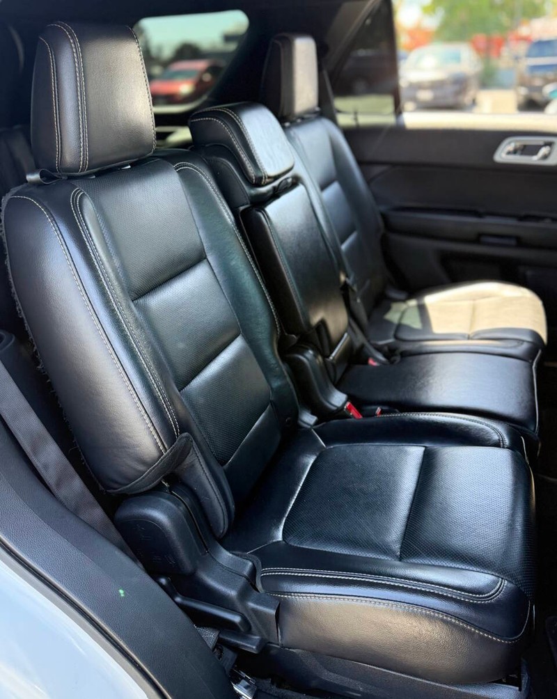 Ford Explorer Vehicle Full-screen Gallery Image 14