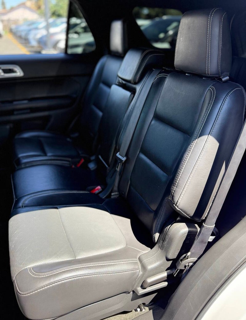 Ford Explorer Vehicle Full-screen Gallery Image 15
