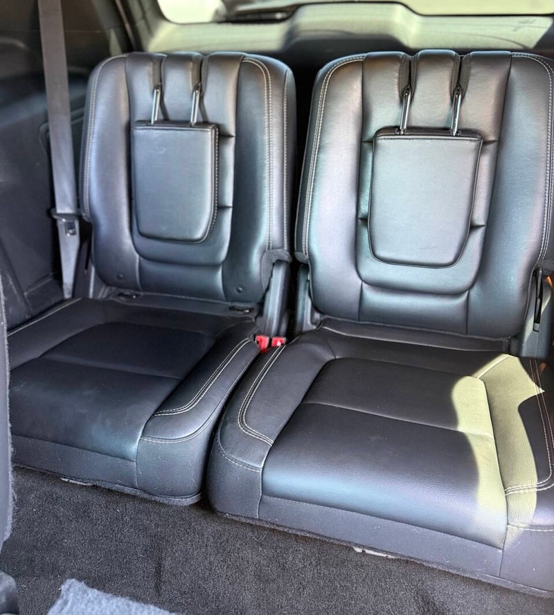 Ford Explorer Vehicle Full-screen Gallery Image 17