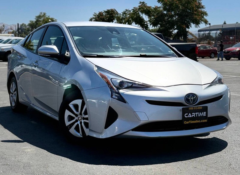 Toyota Prius Vehicle Full-screen Gallery Image 02