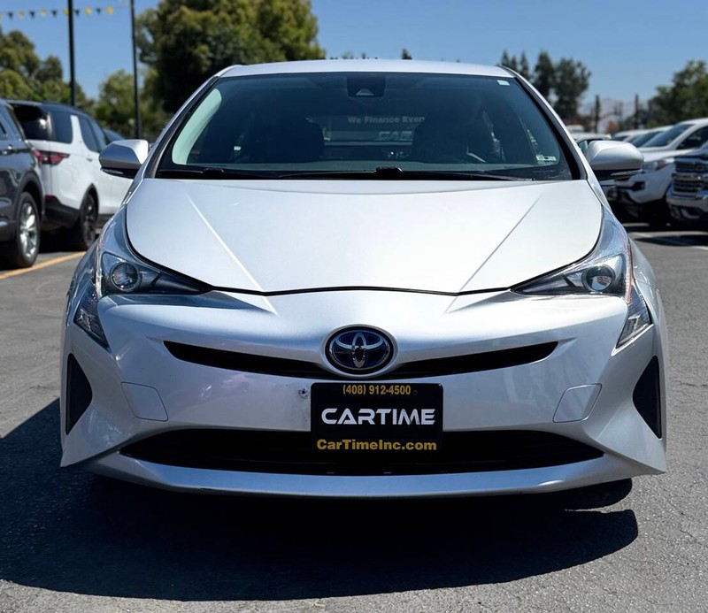 Toyota Prius Vehicle Full-screen Gallery Image 03