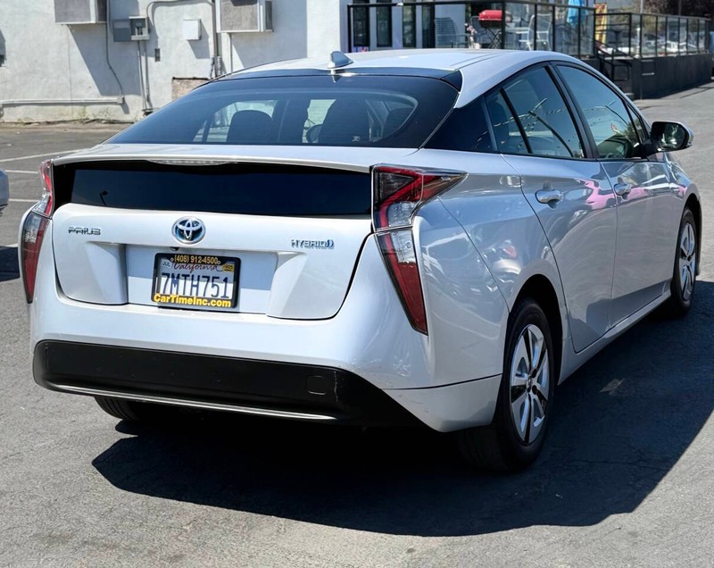 Toyota Prius Vehicle Full-screen Gallery Image 04
