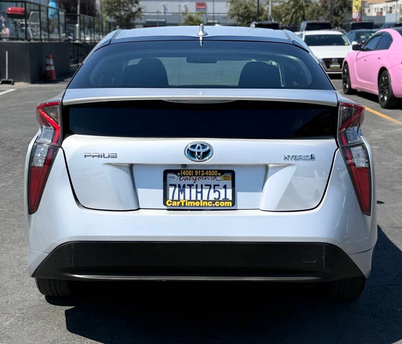 Toyota Prius Vehicle Full-screen Gallery Image 05