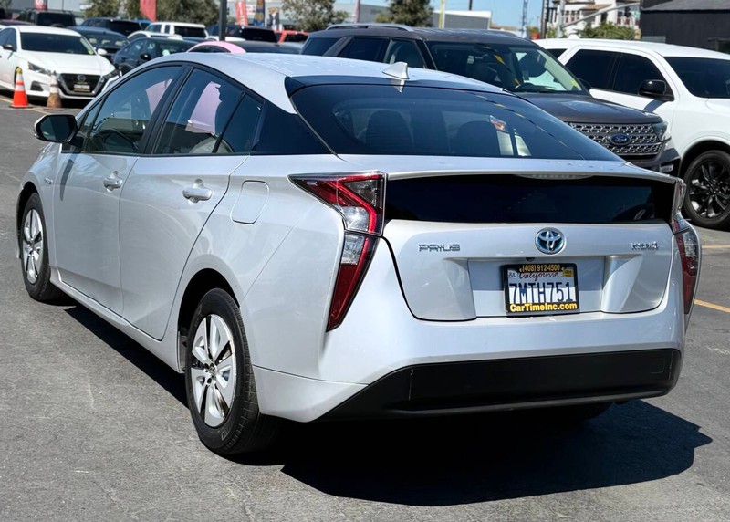 Toyota Prius Vehicle Full-screen Gallery Image 07