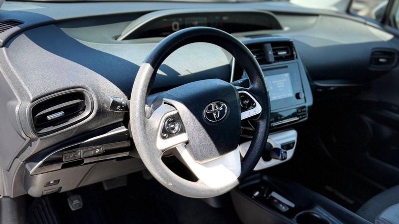 Toyota Prius Vehicle Full-screen Gallery Image 08