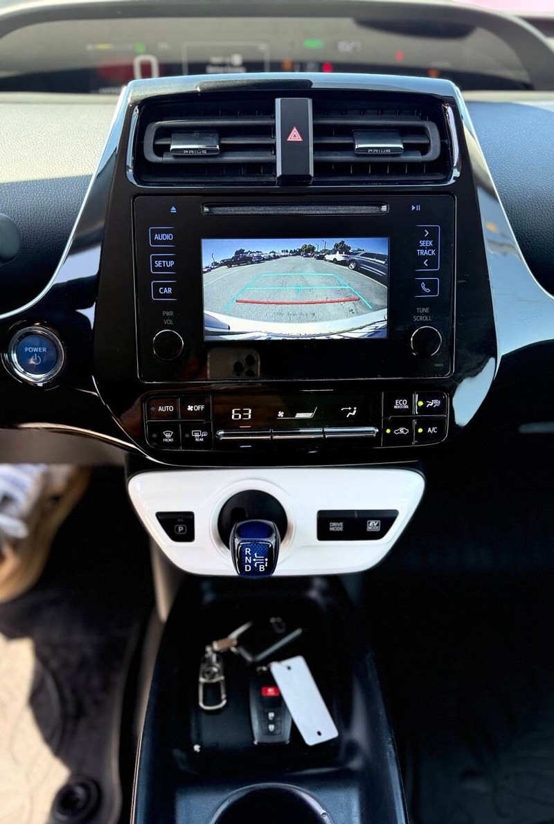 Toyota Prius Vehicle Full-screen Gallery Image 10