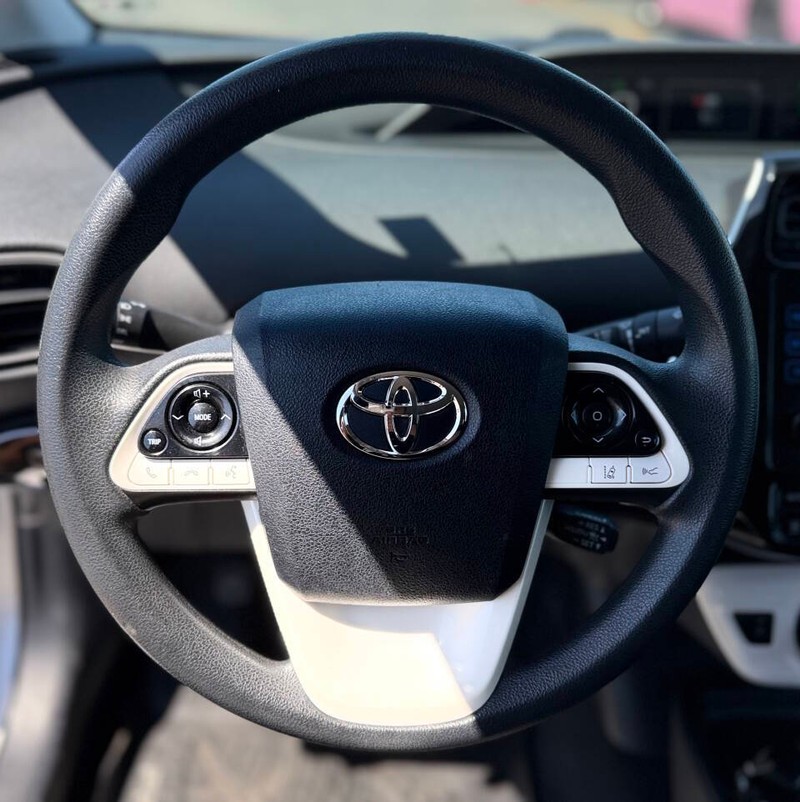 Toyota Prius Vehicle Full-screen Gallery Image 11