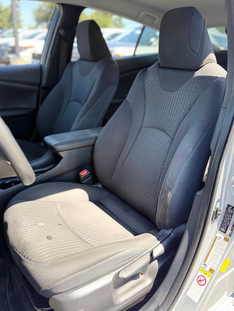 Toyota Prius Vehicle Full-screen Gallery Image 12