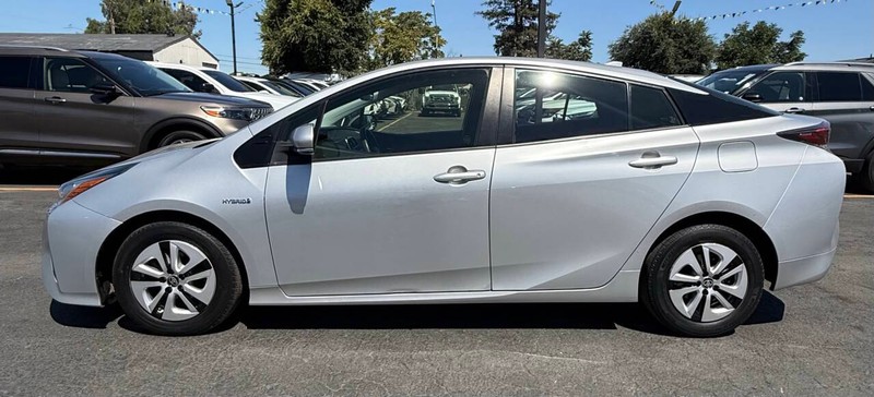 Toyota Prius Vehicle Full-screen Gallery Image 15