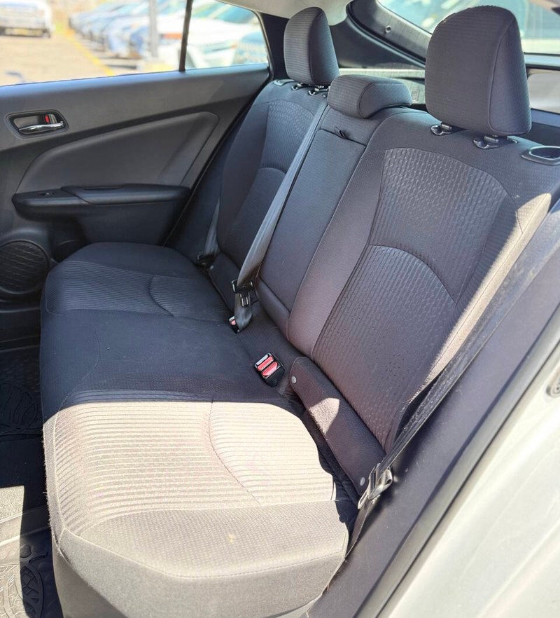 Toyota Prius Vehicle Full-screen Gallery Image 16