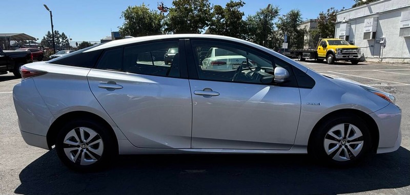 Toyota Prius Vehicle Full-screen Gallery Image 17