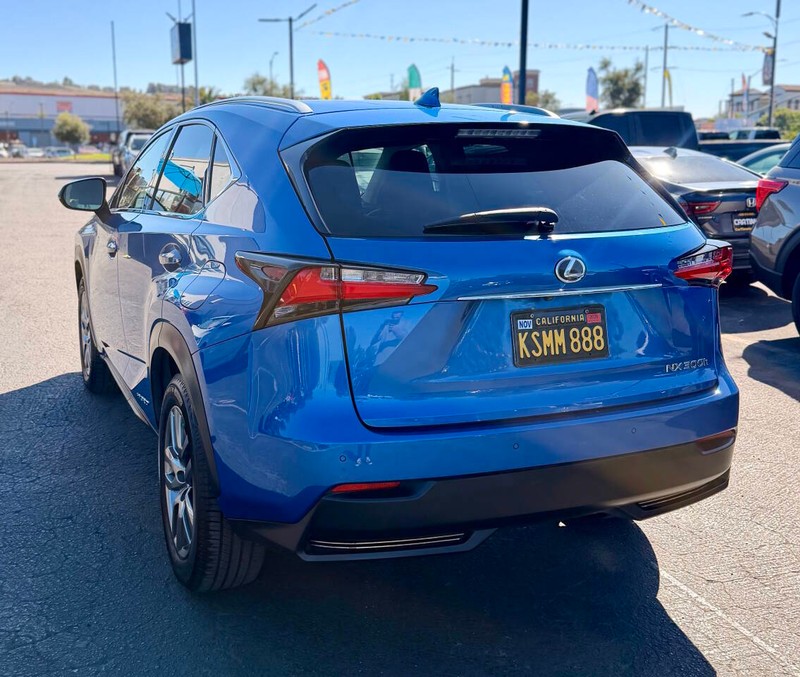 Lexus NX 300h Vehicle Full-screen Gallery Image 05