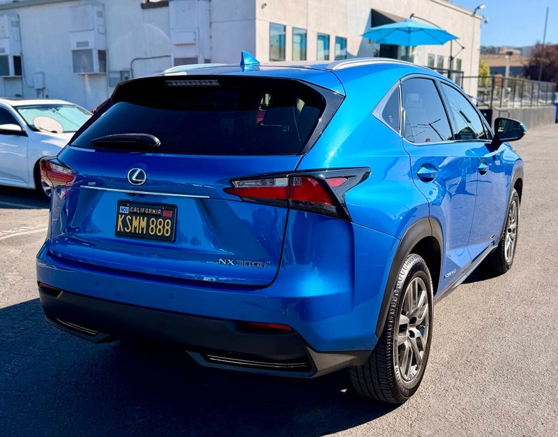 Lexus NX 300h Vehicle Full-screen Gallery Image 07